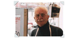 Carlos Martínez, sembrador de paz y alegría desde su pescadería de Oviedo